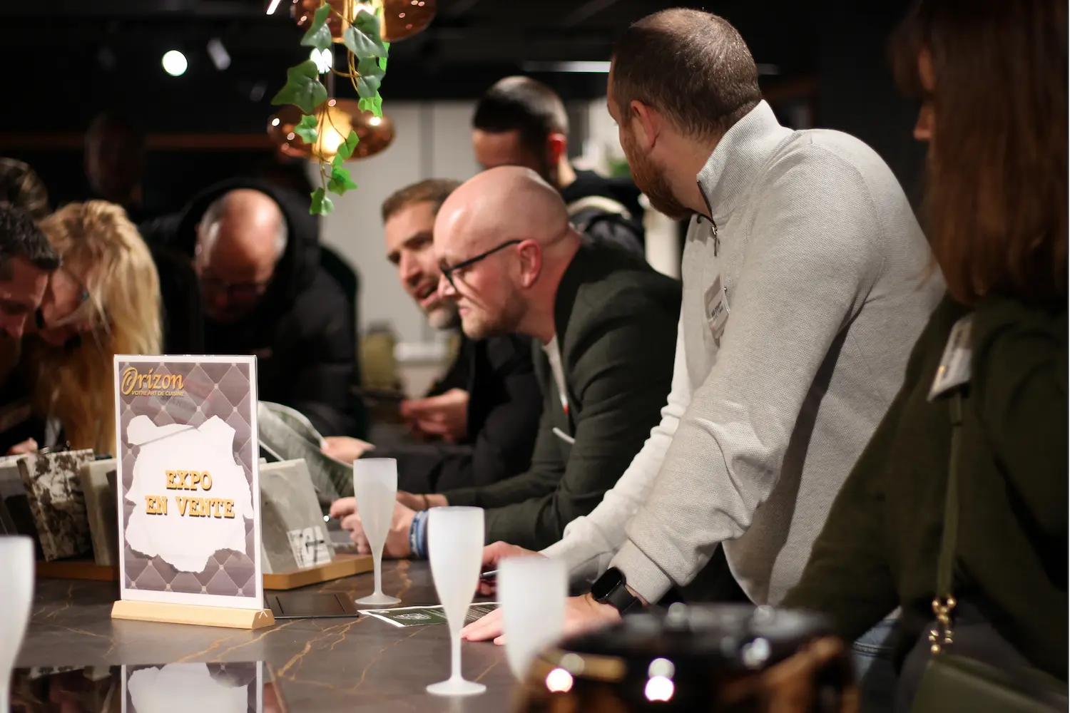 Des membres échangent des contacts pendant le cocktail