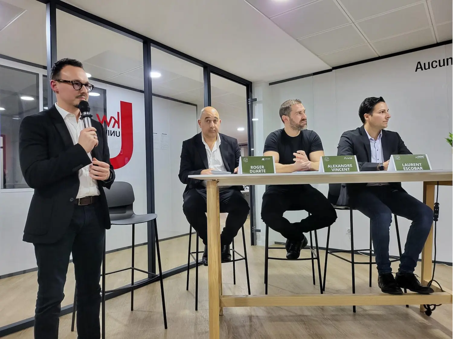 Un membre présente son activité pendant une soirée du club
